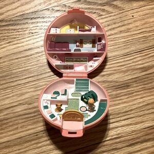 Polly Pocket Buttons Animal Hospital Vet Bluebird 1989 Vintage Compact Doll/Cat
